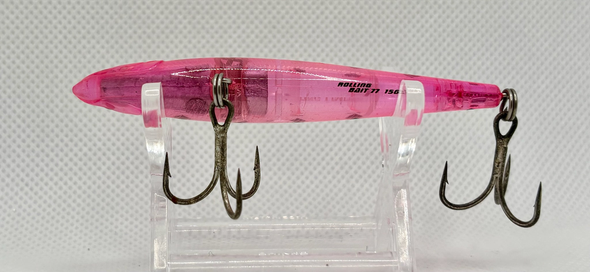 Rolling Bait 77 – opposite side showing Rolling Bait 77 15g body marking, transparent pink body and hook hangers