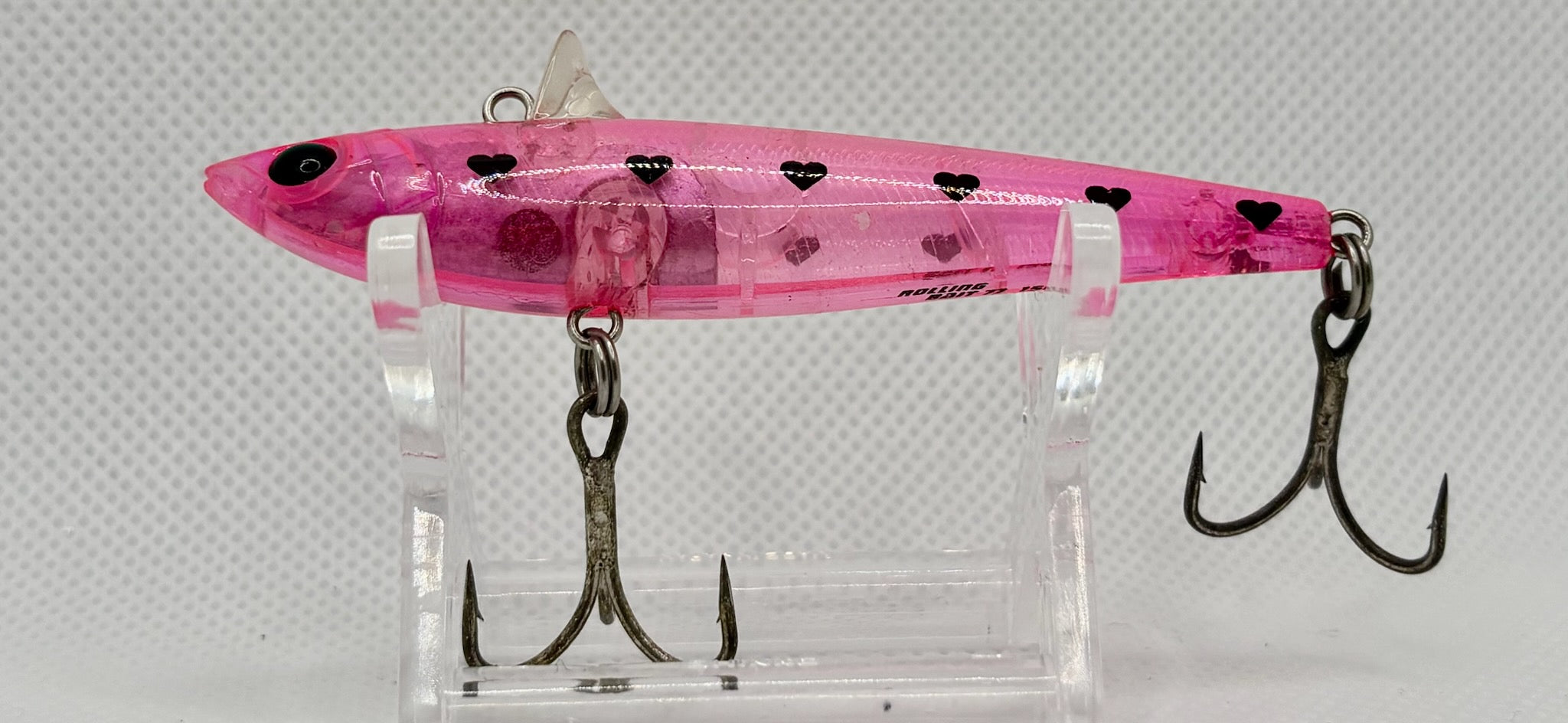 Rolling Bait 77 Casting Limited Clear Pink Black Hearts – side profile showing transparent pink body, black heart pattern and factory trebles