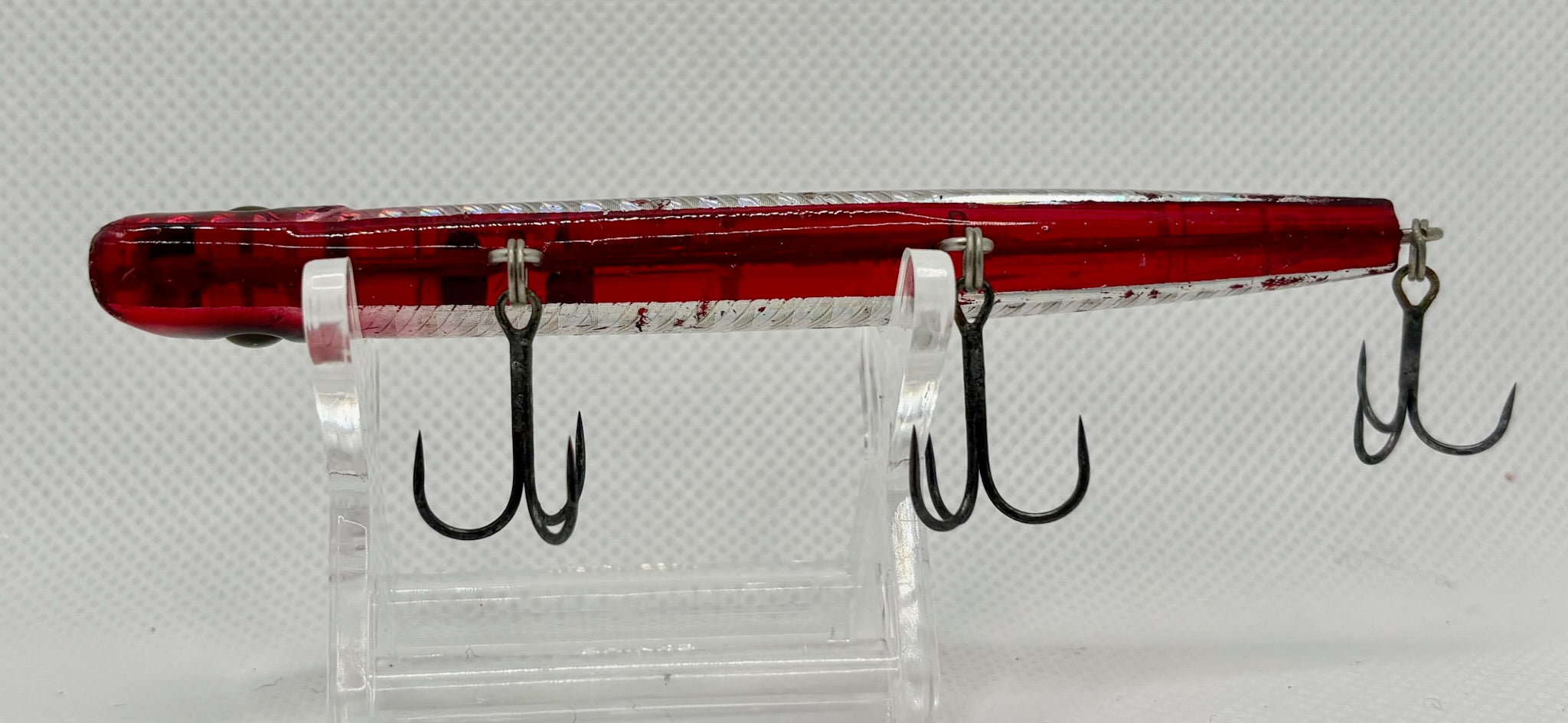 AREA 10 shallow minnow 100mm Red Head Holographic – side profile showing red back, holographic silver body and factory trebles