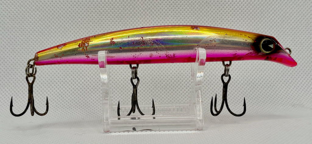 ima Sasuke 120 Reppa – three-quarter view showing holographic gold back, pink sides and bib detail