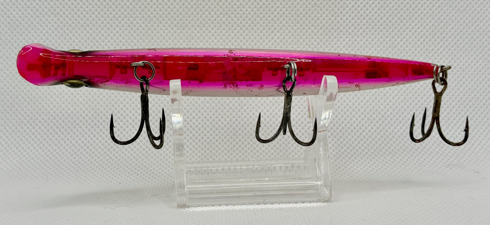 ima Sasuke 120 Reppa Pink Gold – side profile showing pink body, factory trebles and hook hangers