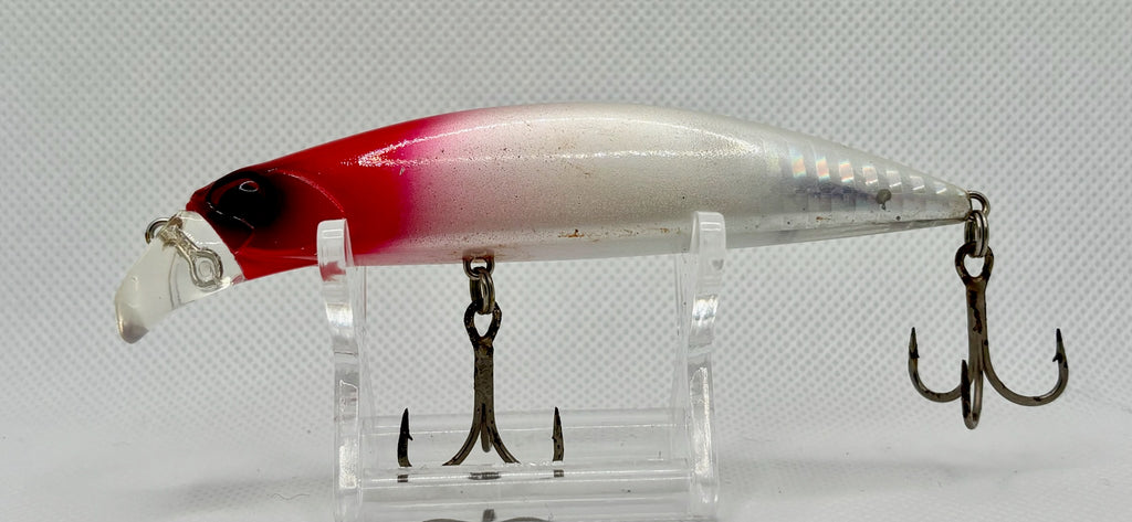 DUO Beach Walker Fulcrum Light 95 – head detail showing red head, eye, bib and front hook hanger with corroded hardware