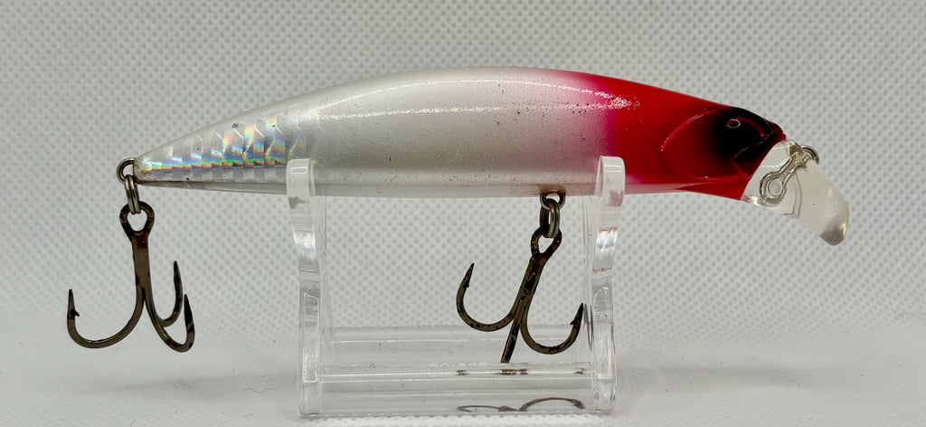 DUO Beach Walker Fulcrum Light 95 – opposite side showing red head, pearl body and bib detail