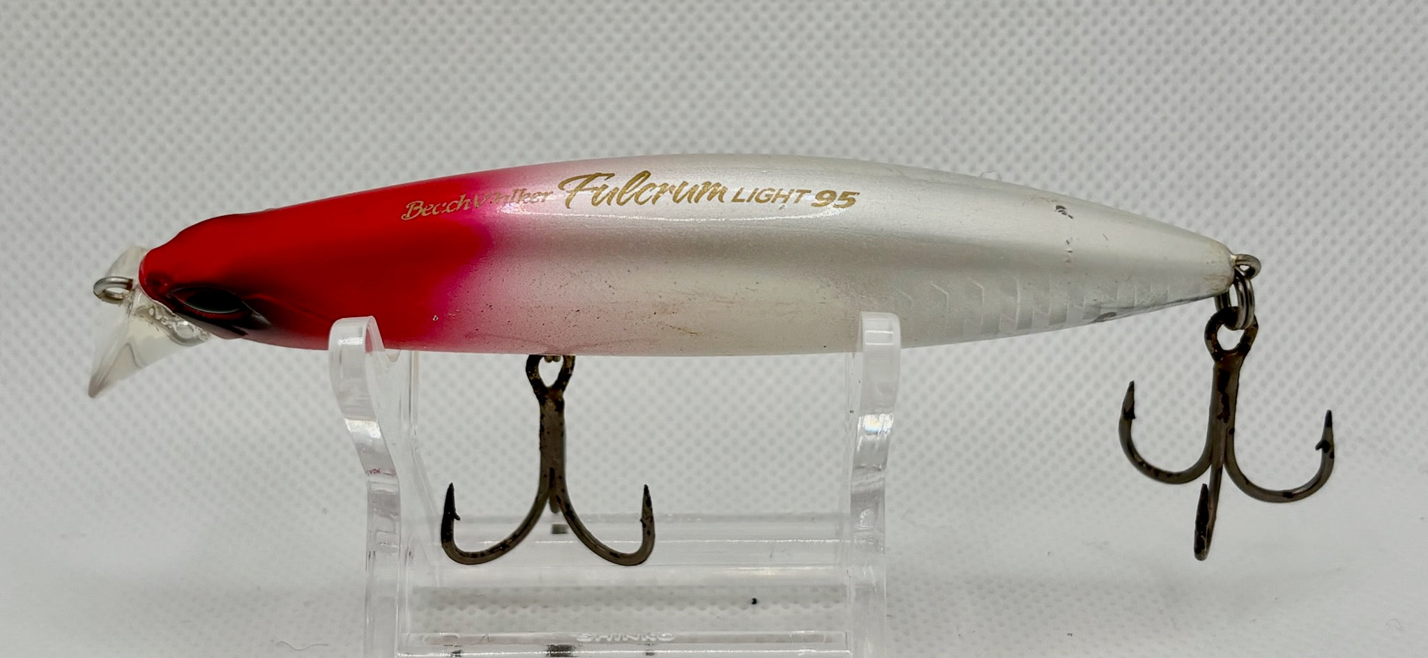 DUO Beach Walker Fulcrum Light 95 Red Head Pearl – side profile showing body text, holographic scale finish and factory trebles