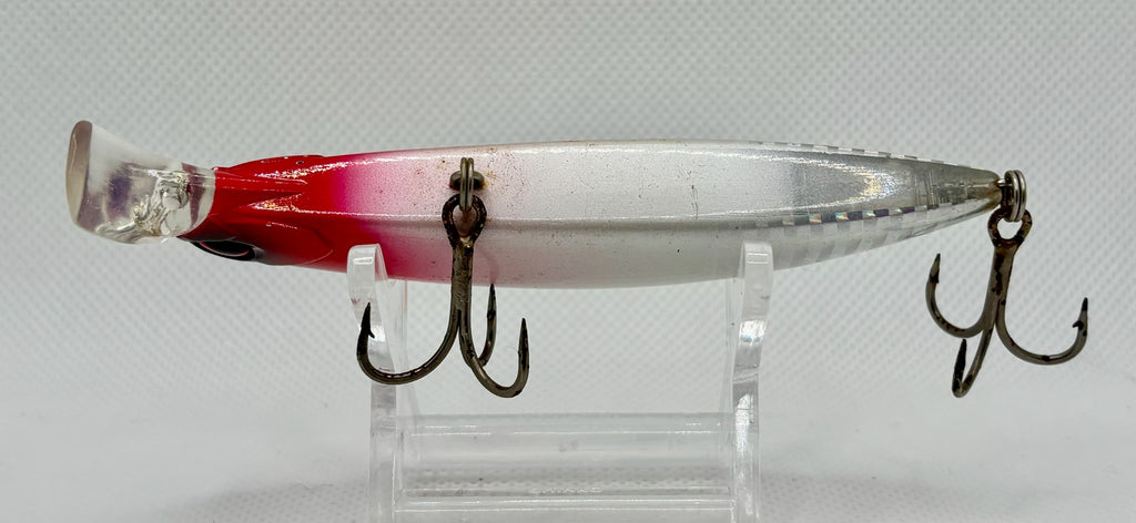 DUO Beach Walker Fulcrum Light 95 Red Head Pearl – underside showing pearl body, red belly and factory trebles