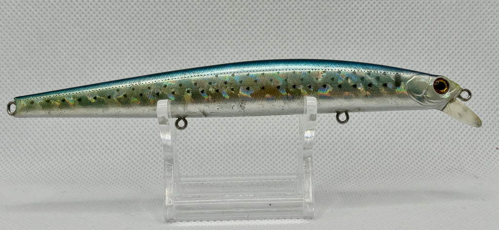 System Minnow 139F – three-quarter view showing blue sardine colour, holographic scale detail and gold eye