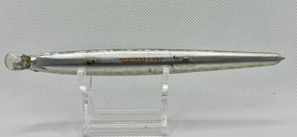 System Minnow 139F 140mm Blue Sardine – side profile showing silver holographic body, System Minnow 139F body marking and split ring hangers