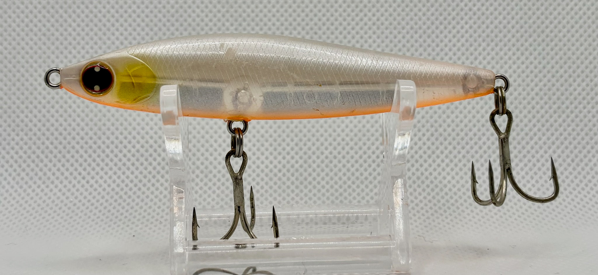 Daiwa Morethan Switch Hitter 85S – reverse side showing pearl body, orange belly flash, gold eye and split ring detail