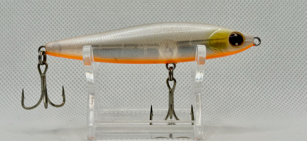 Daiwa Morethan Switch Hitter 85S – three-quarter view showing pearl white back, orange belly, gold eye and factory trebles