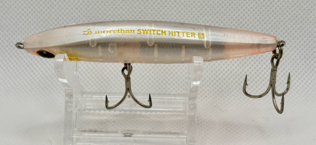 Daiwa Morethan Switch Hitter 85S – opposite side showing Morethan Switch Hitter S body marking, pearl finish and hook hangers