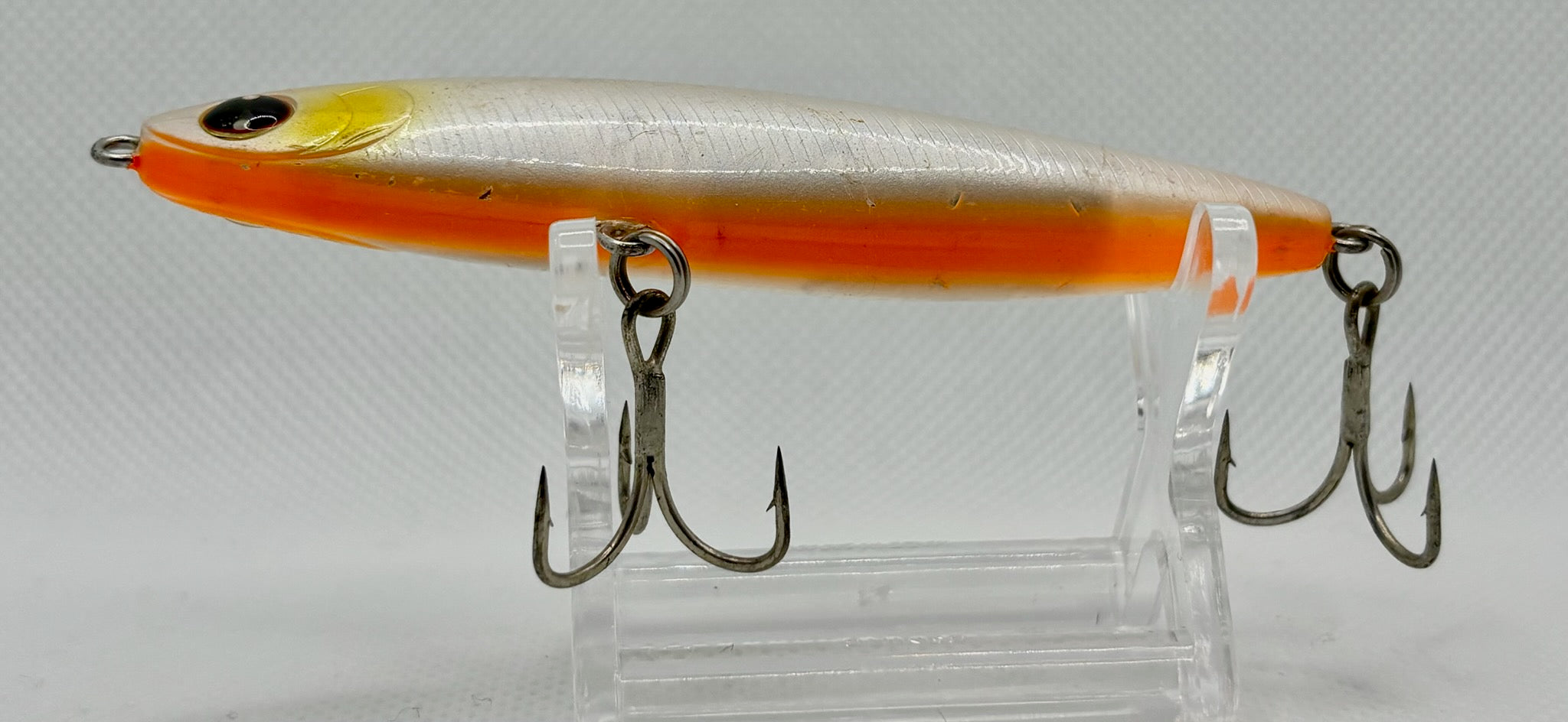 Daiwa Morethan Switch Hitter 85S Pearl Orange Belly – side profile showing pearl white body, vivid orange belly and factory trebles