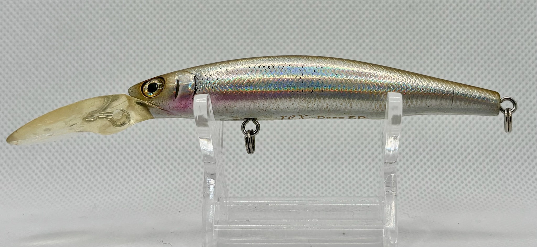 SAURUS Rex Deep SP 90mm – Silver Holographic Gold Back, side view showing pink gill highlight and diving lip