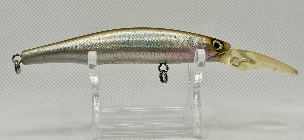 SAURUS Rex Deep SP 90mm – Silver Holographic Gold Back, side view showing holographic scale finish