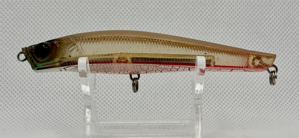 Shell Japan Imagine 101 – three-quarter view showing crackle red clear body, gold/olive back, large eye and split ring hangers