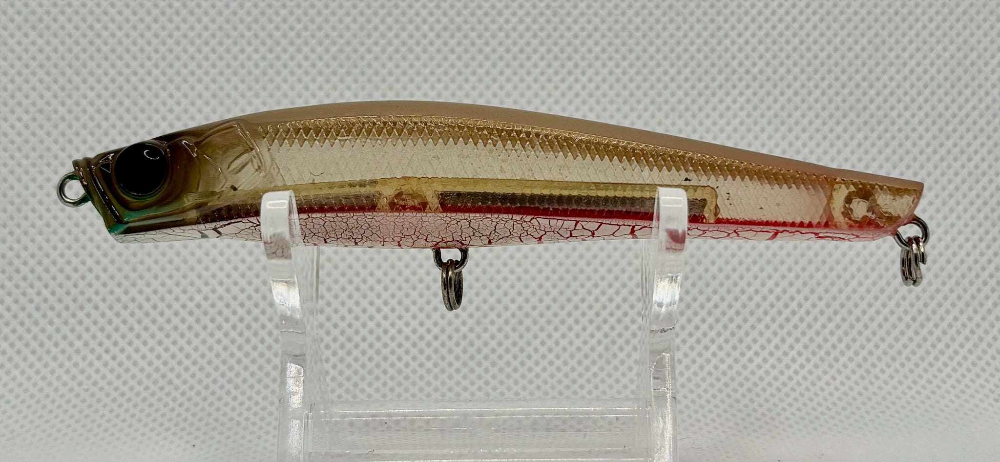 Shell Japan Imagine 101 – three-quarter view showing crackle red clear body, gold/olive back, large eye and split ring hangers