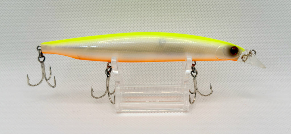 Daiwa Shore Line Shiner Z Vertice R 140F – side B showing pearl white body