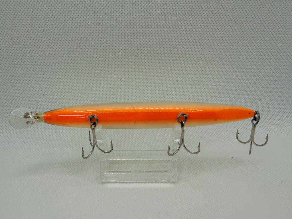 Daiwa Shore Line Shiner Z Vertice R 140F – belly showing orange finish and hook hangers