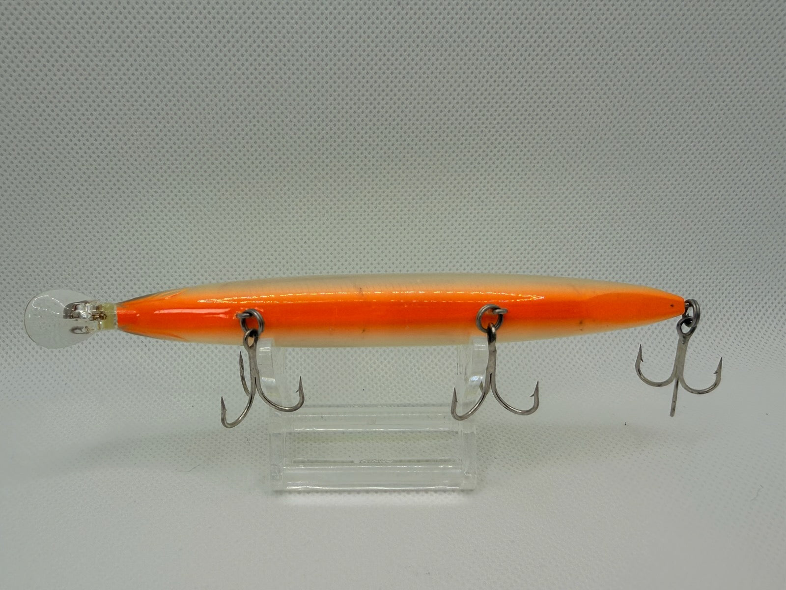 Daiwa Shore Line Shiner Z Vertice R 140F – belly showing orange finish and hook hangers