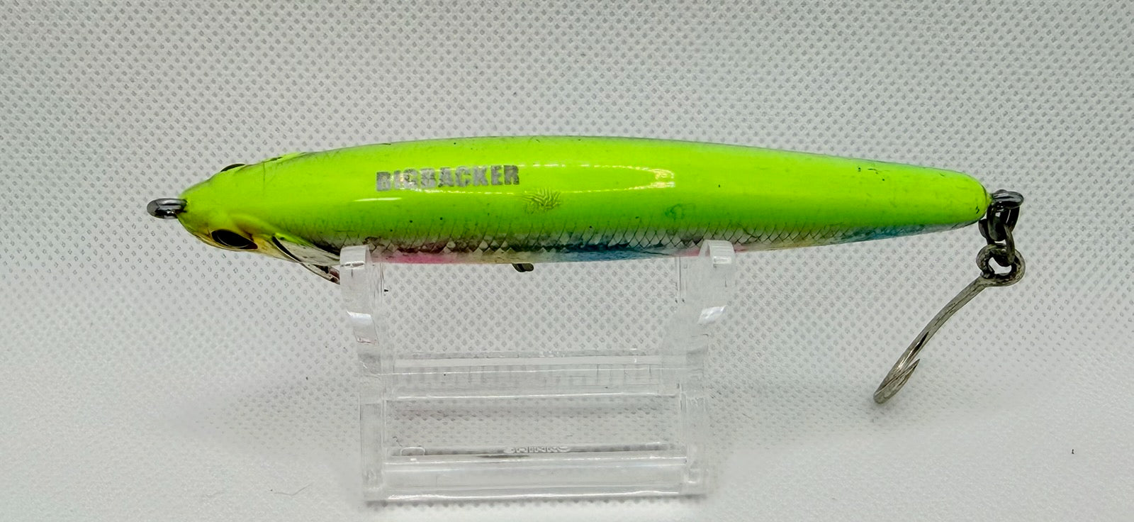 Maria Big Backer Stickbait – side showing Big Backer script on chartreuse back with inline hook and split ring