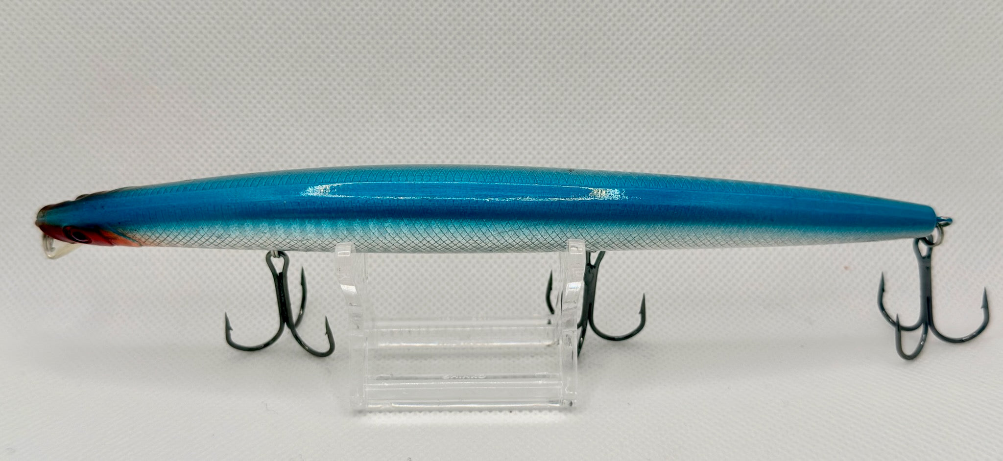Japanese Long Cast Minnow 170mm – solid blue colourway side view with trebles