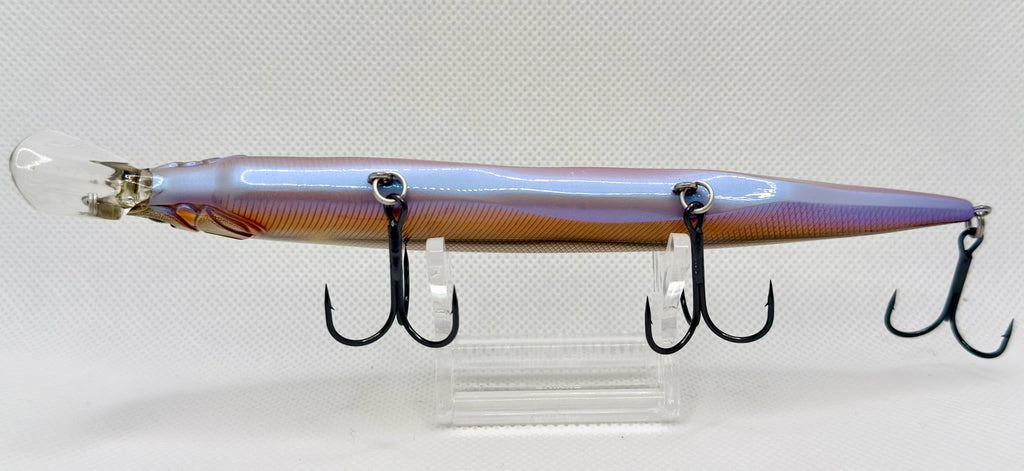 Ito Kamata AR160 160mm – pearl lavender colourway side view with black trebles